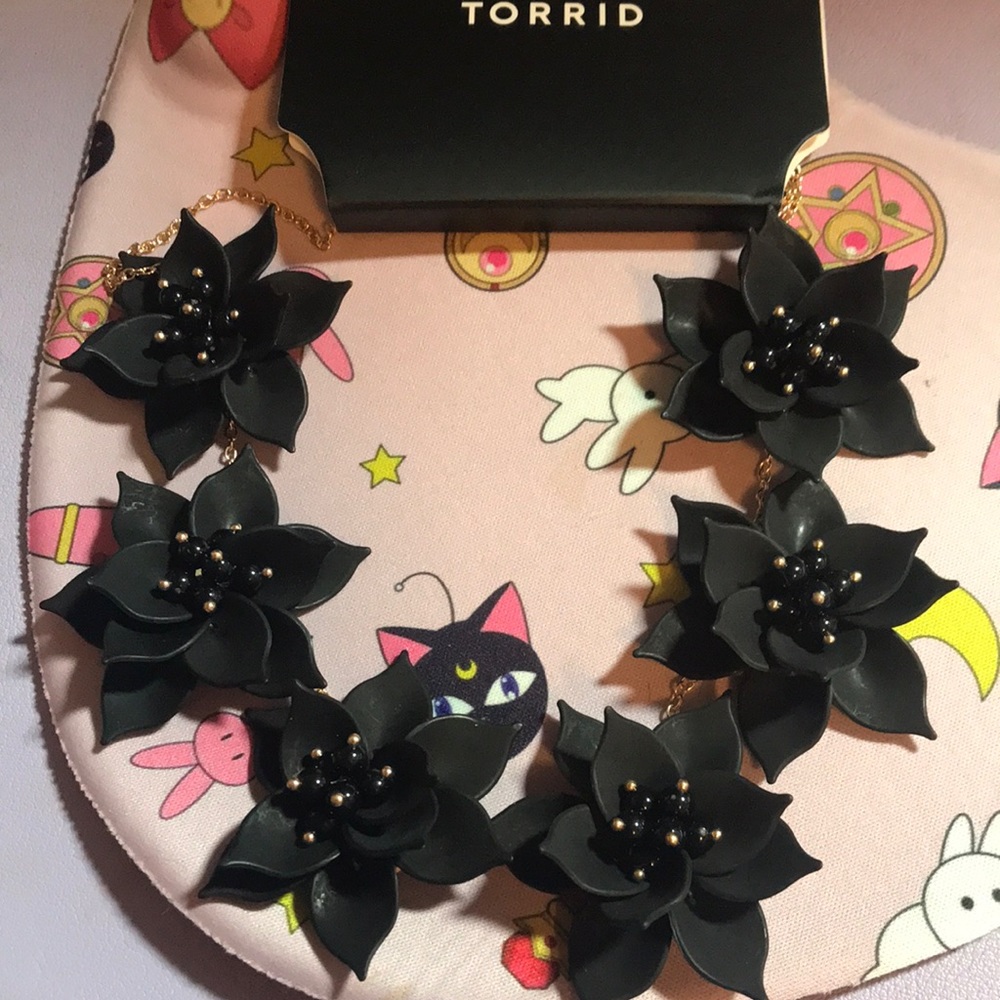 Torrid black flower necklace NWT